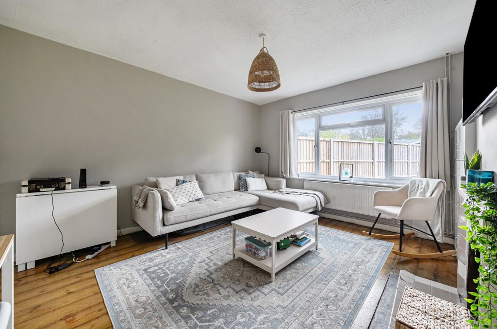 Property photo 2 of 16 Maypole Villas 28 (10).Jpg