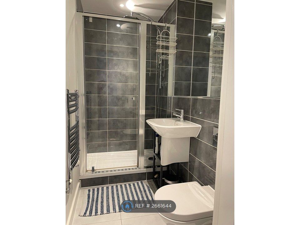 Property photo 3 of 12 Ensuite