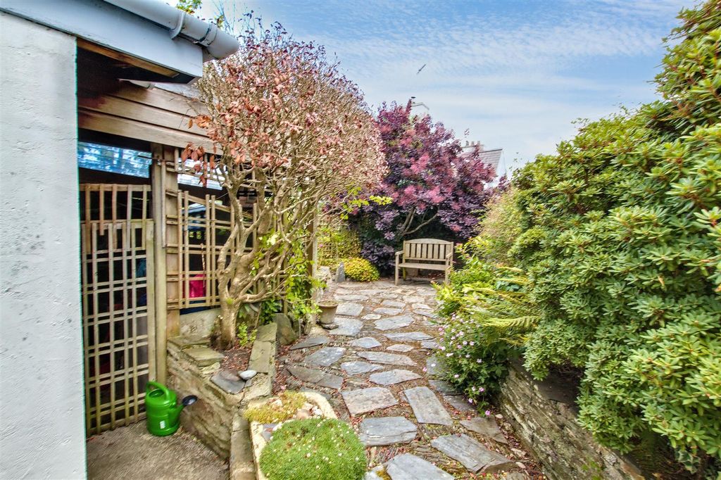 Property photo 3 of 35 Side Garden