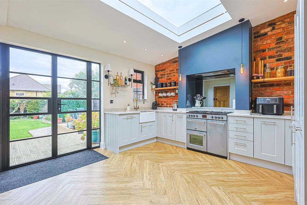 Property photo 2 of 31