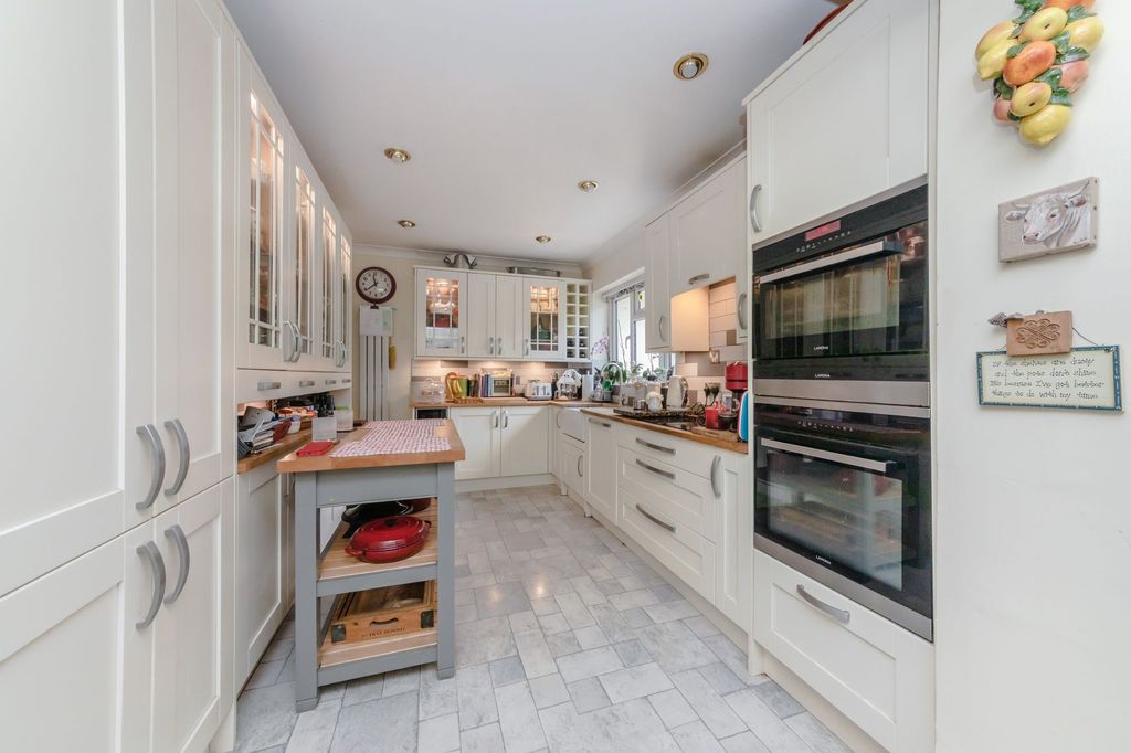 Property photo 3 of 43