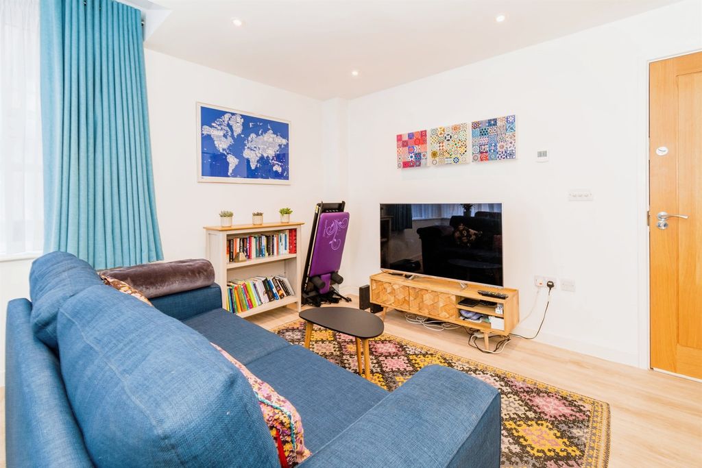 Property photo 2 of 9