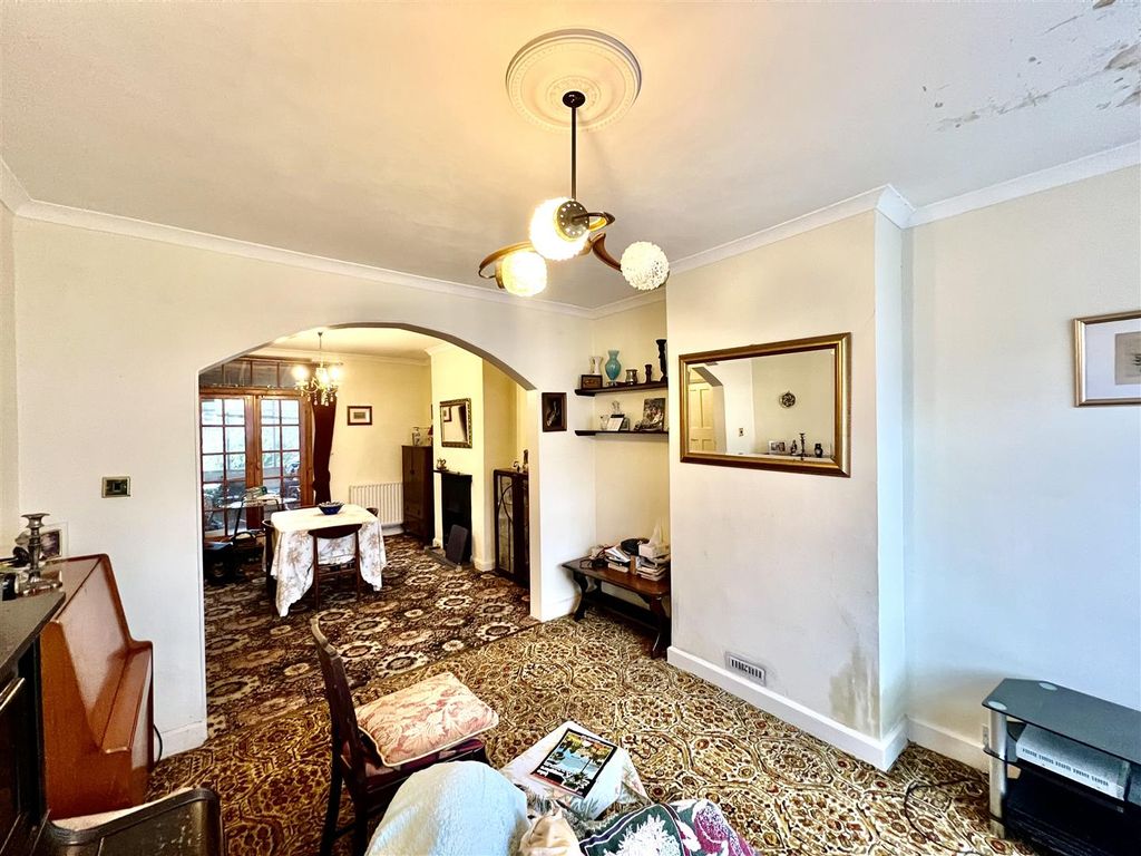 Property photo 2 of 12 Through Lounge