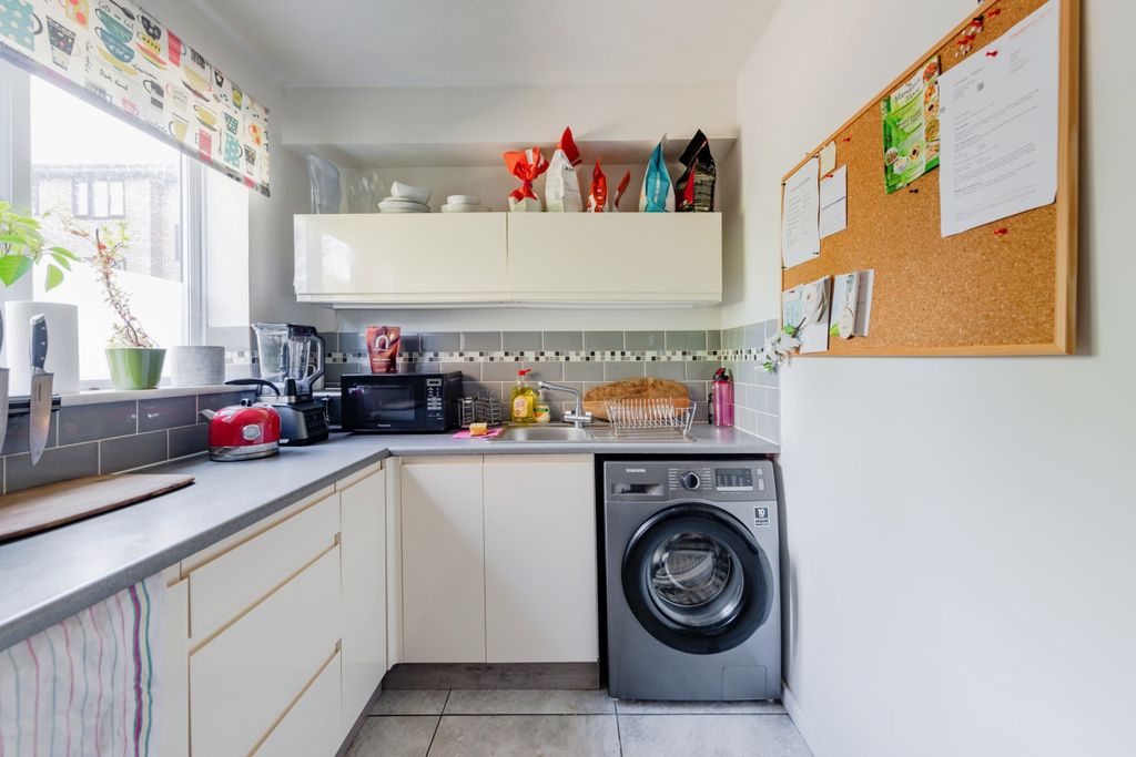 Property photo 3 of 8 Kitchen