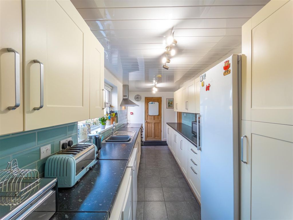 Property photo 3 of 43 Lyndale, Helston-32.Jpg