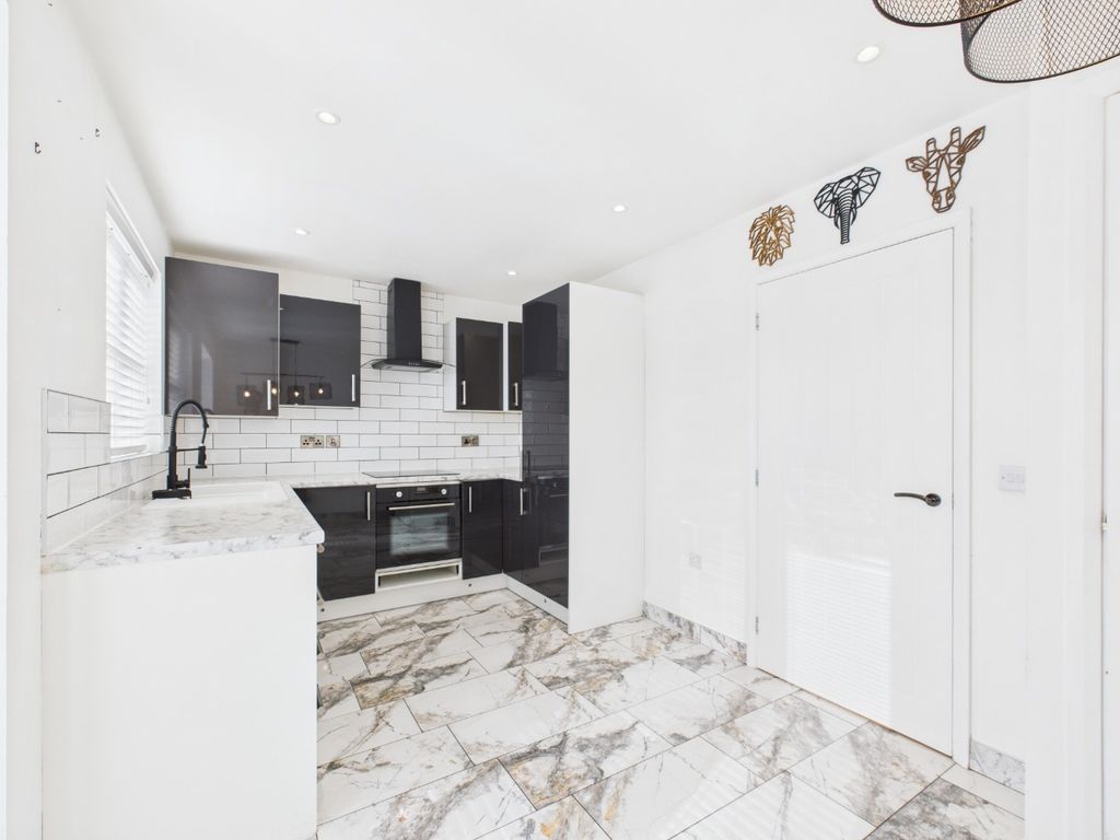 Property photo 2 of 15 4384596