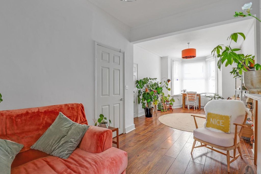 Property photo 1 of 18 07-4Cacjhpropworld - 139 Perry Rise - 19-Medium.Jp