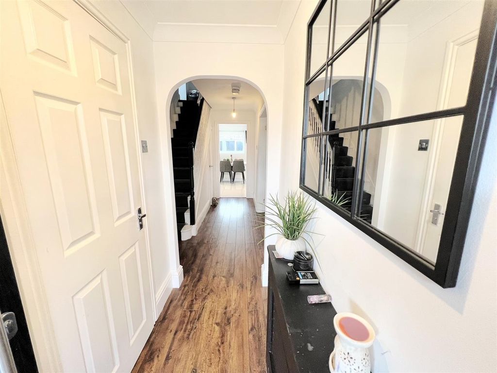 Property photo 2 of 21 Entrance Hall