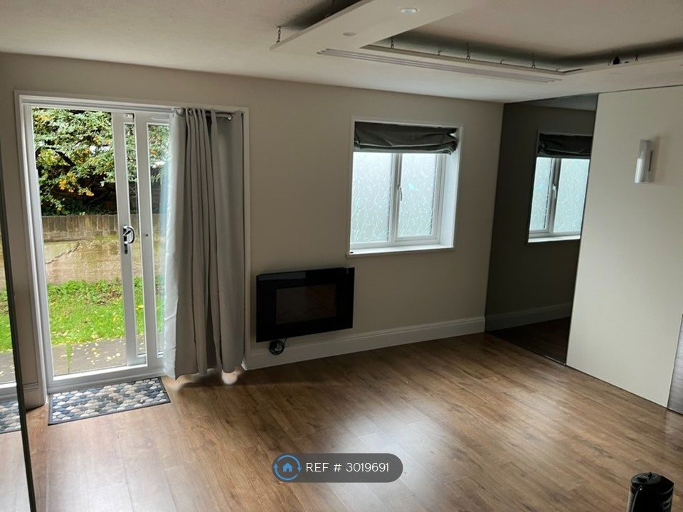 Property photo 2 of 14 Living Room3