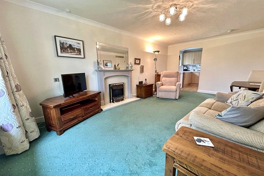 Property photo 3 of 7 Lounge