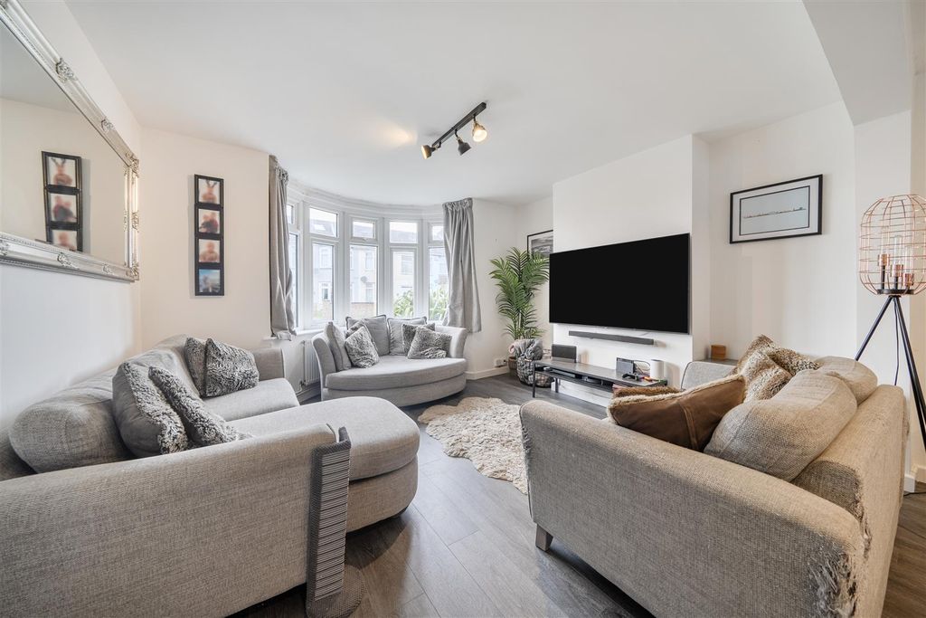 Property photo 2 of 22 Living Room