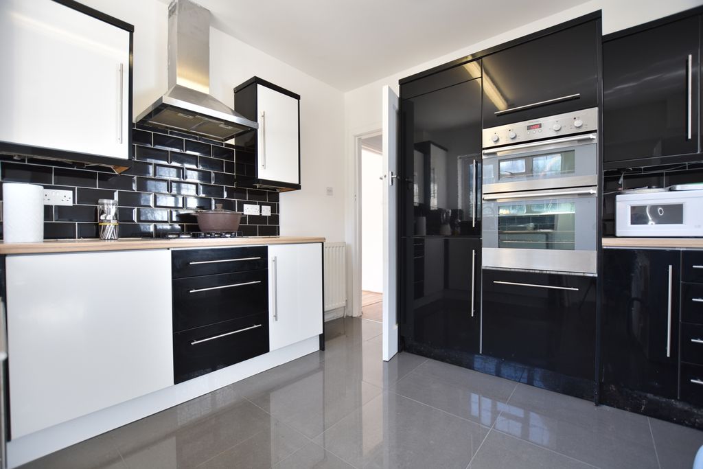 Property photo 3 of 10 Kitchen