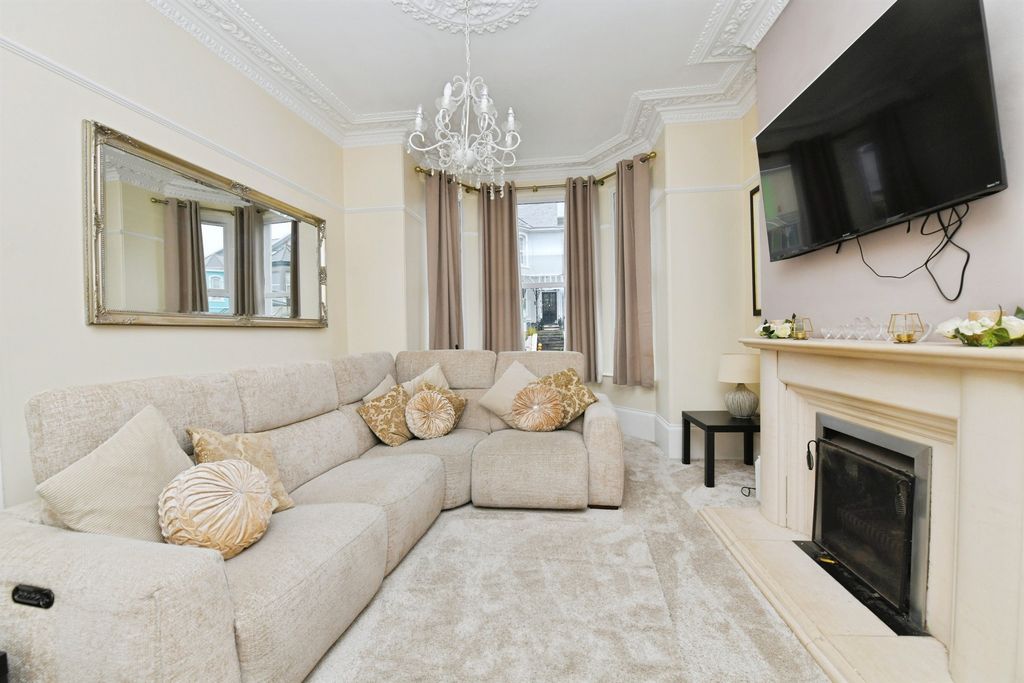 Property photo 2 of 28