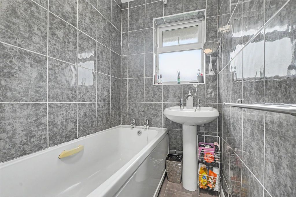 Property photo 2 of 24 Bathroom_2.Jpeg