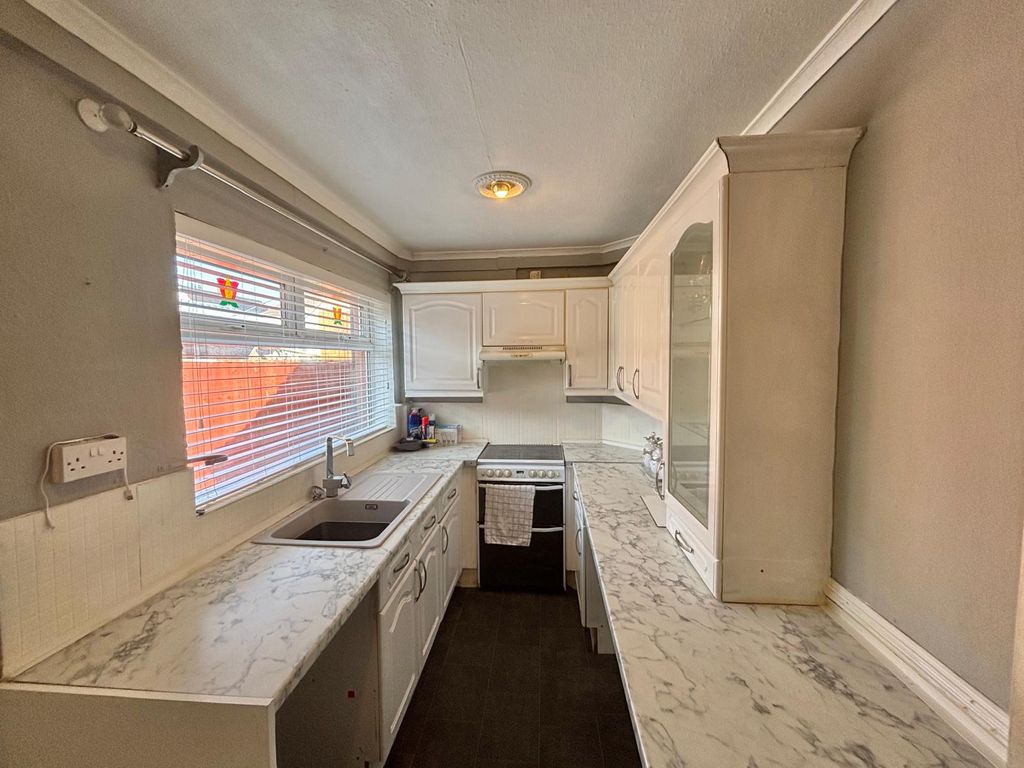 Property photo 3 of 11 Kitchen