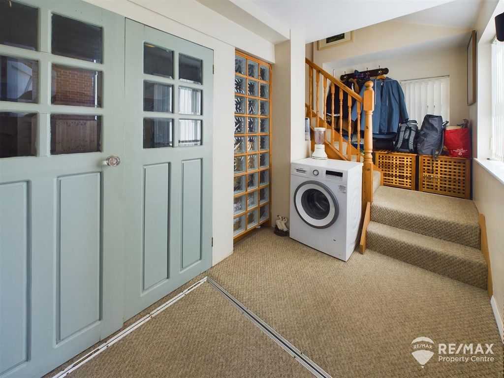 Property photo 3 of 24 Entrance Lobby.Jpg