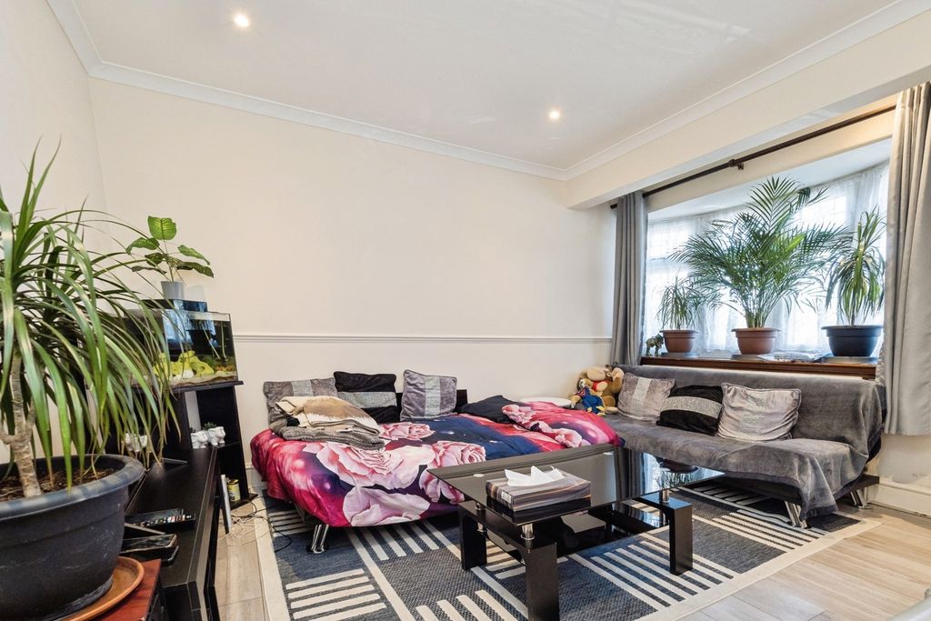 Property photo 2 of 17 Lounge