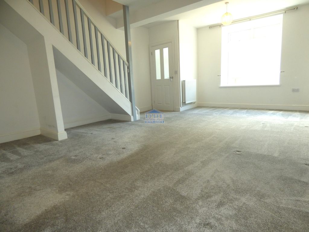 Property photo 3 of 13 Lounge