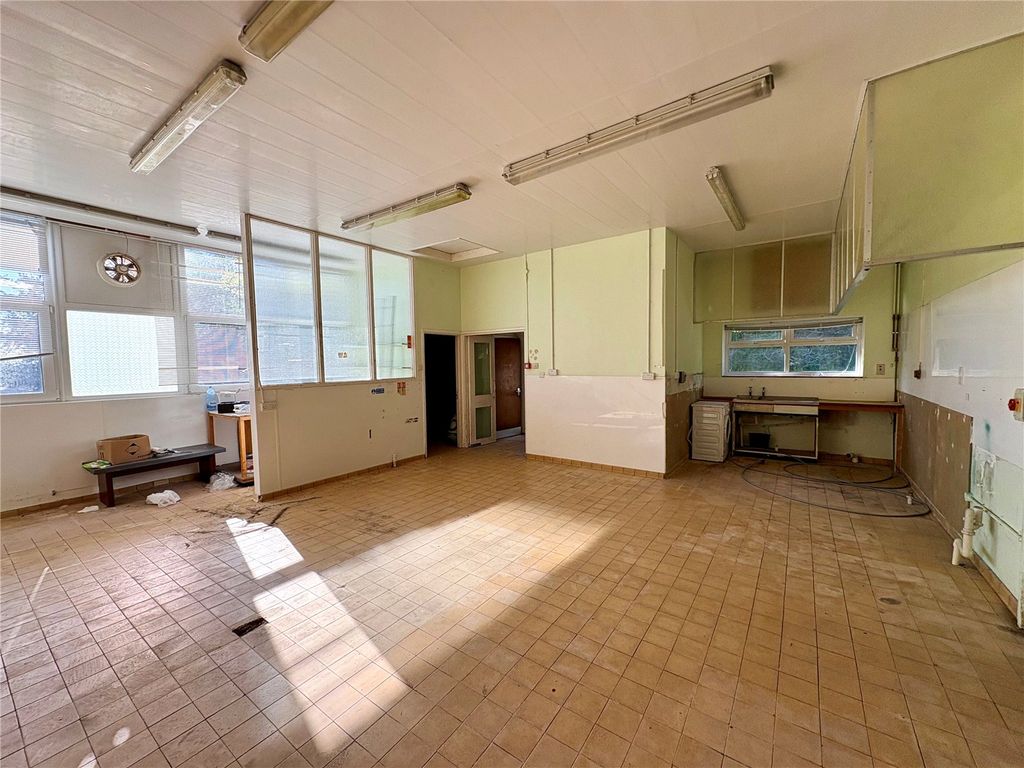 Property photo 2 of 27 Picture No. 32