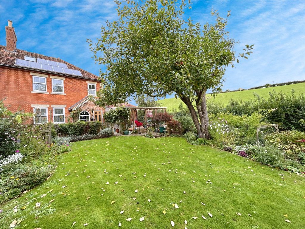 Property photo 2 of 21 Garden