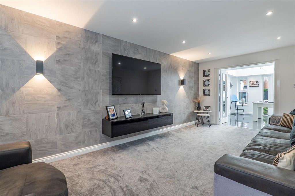 Property photo 2 of 34 Lounge