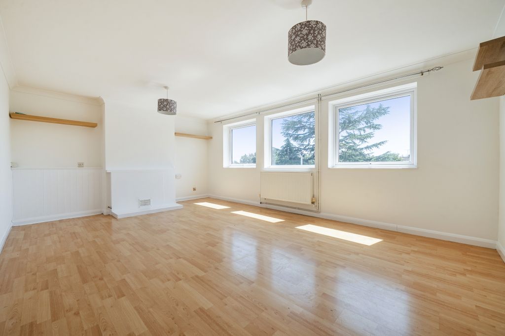 Property photo 1 of 12 Living Room