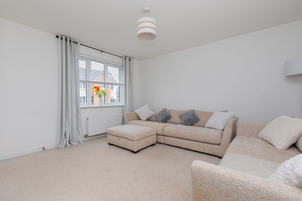 Property photo 3 of 20 22 Carsphairn Avenue Paisley-1