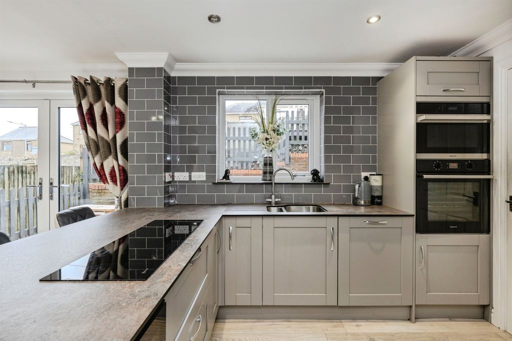 Property photo 3 of 18