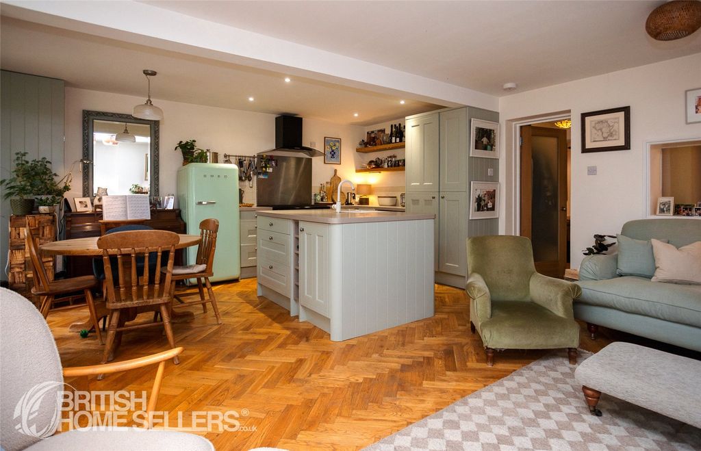 Property photo 3 of 22 Picture No. 17