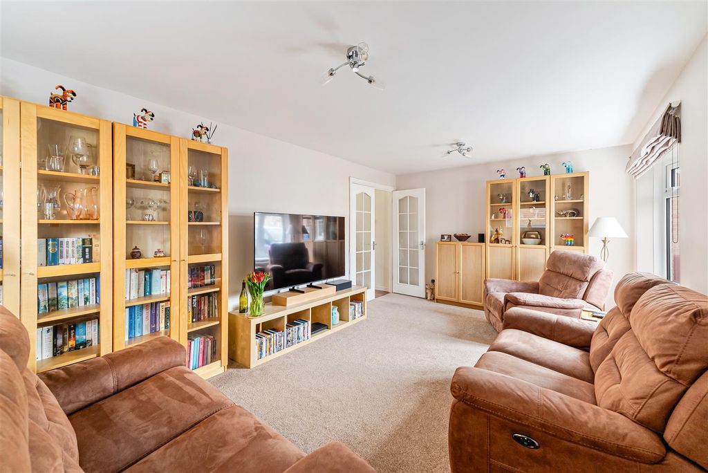 Property photo 3 of 28 Lounge