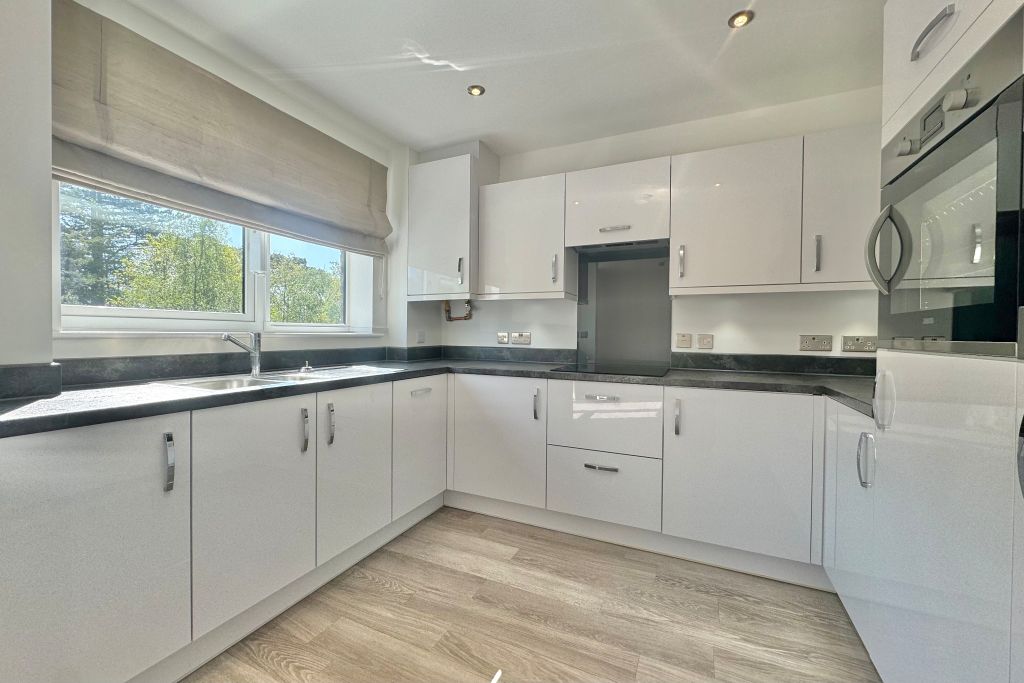 Property photo 2 of 10 Kitchen