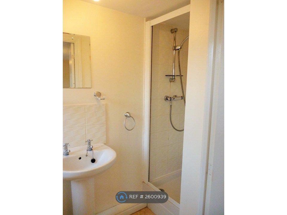Property photo 3 of 7 En Suite Shower And Toilette