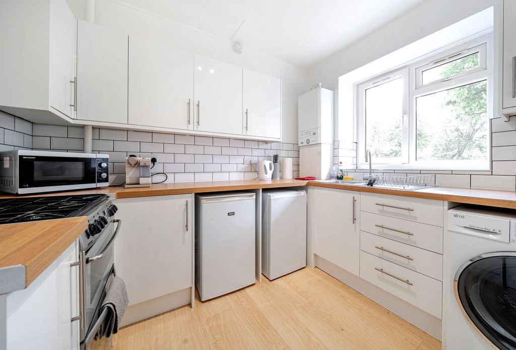 Property photo 1 of 8 1329666-4-6880c15...