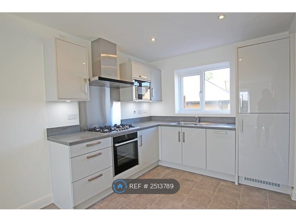 Property photo 3 of 12 Kitchen