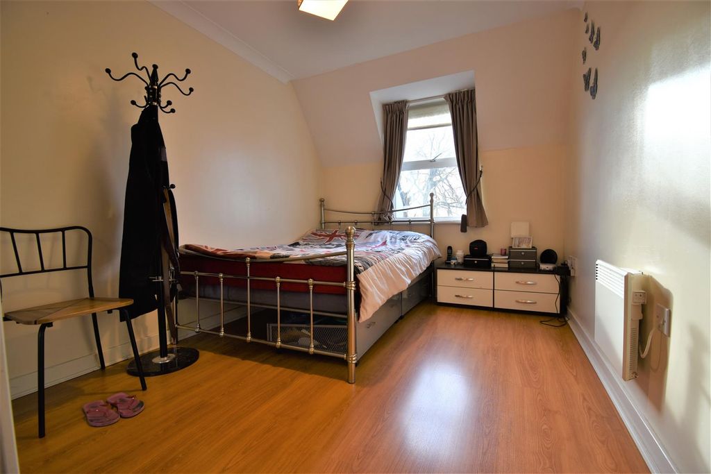 Property photo 3 of 5 Bedroom.Jpg