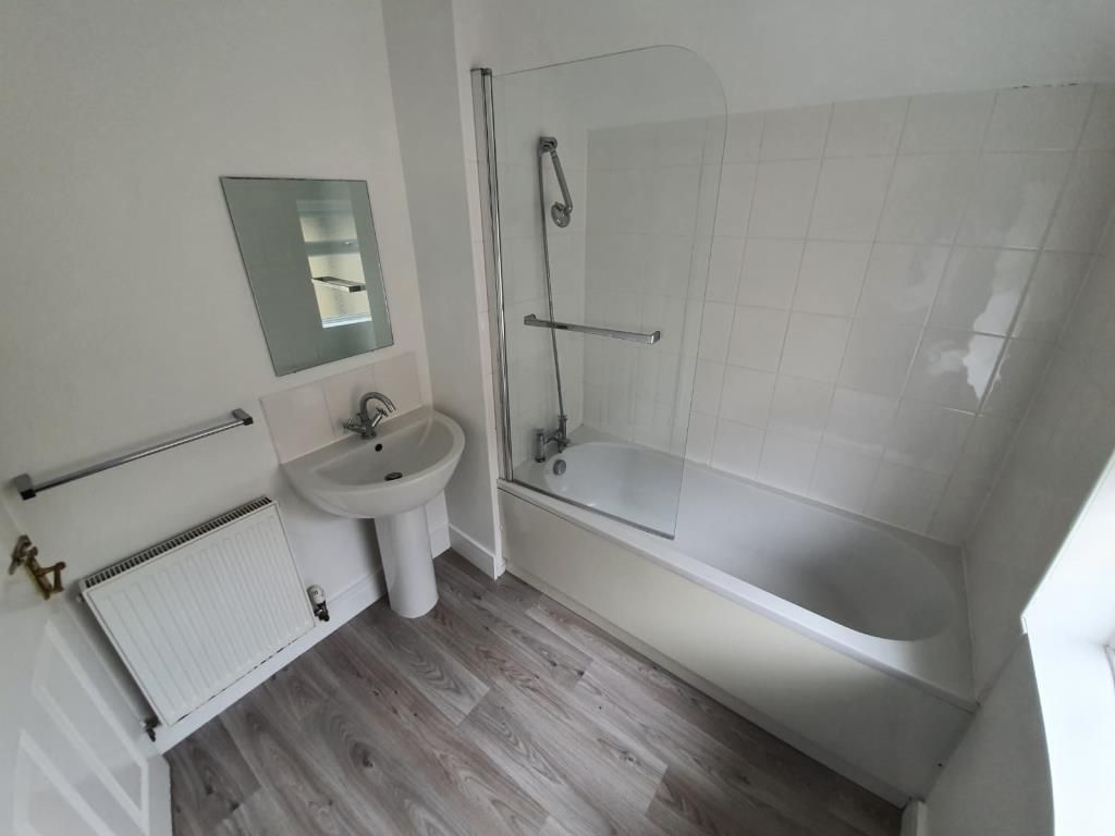 Property photo 2 of 12 Bathroom