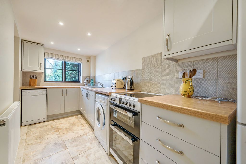Property photo 3 of 11 Kitchen