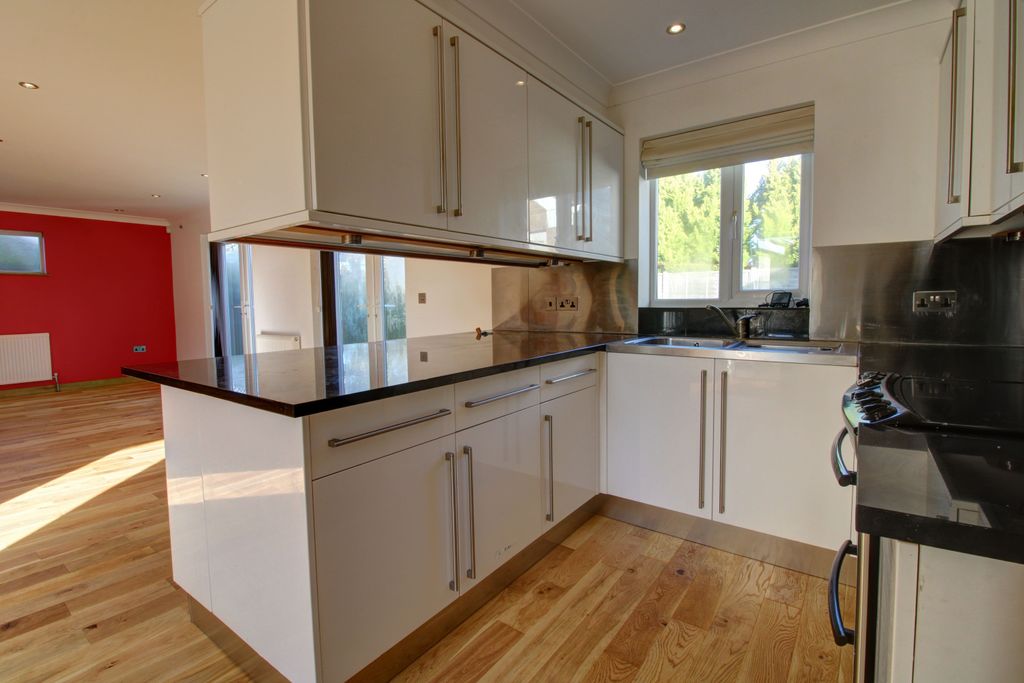 Property photo 3 of 14 Kitchen 1