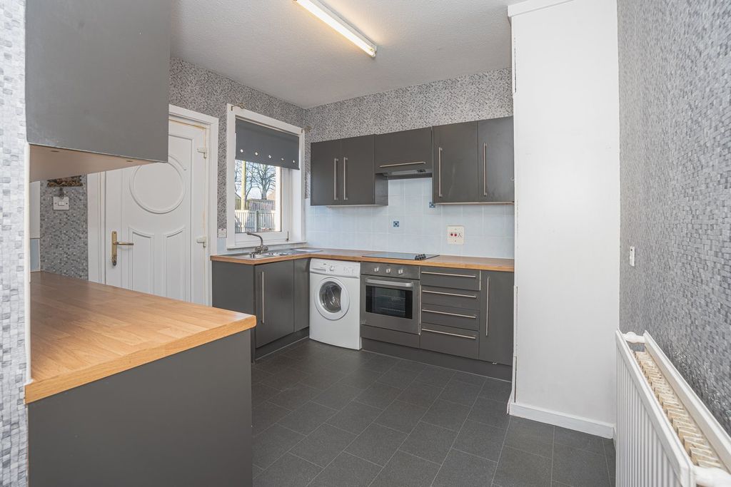 Property photo 3 of 28