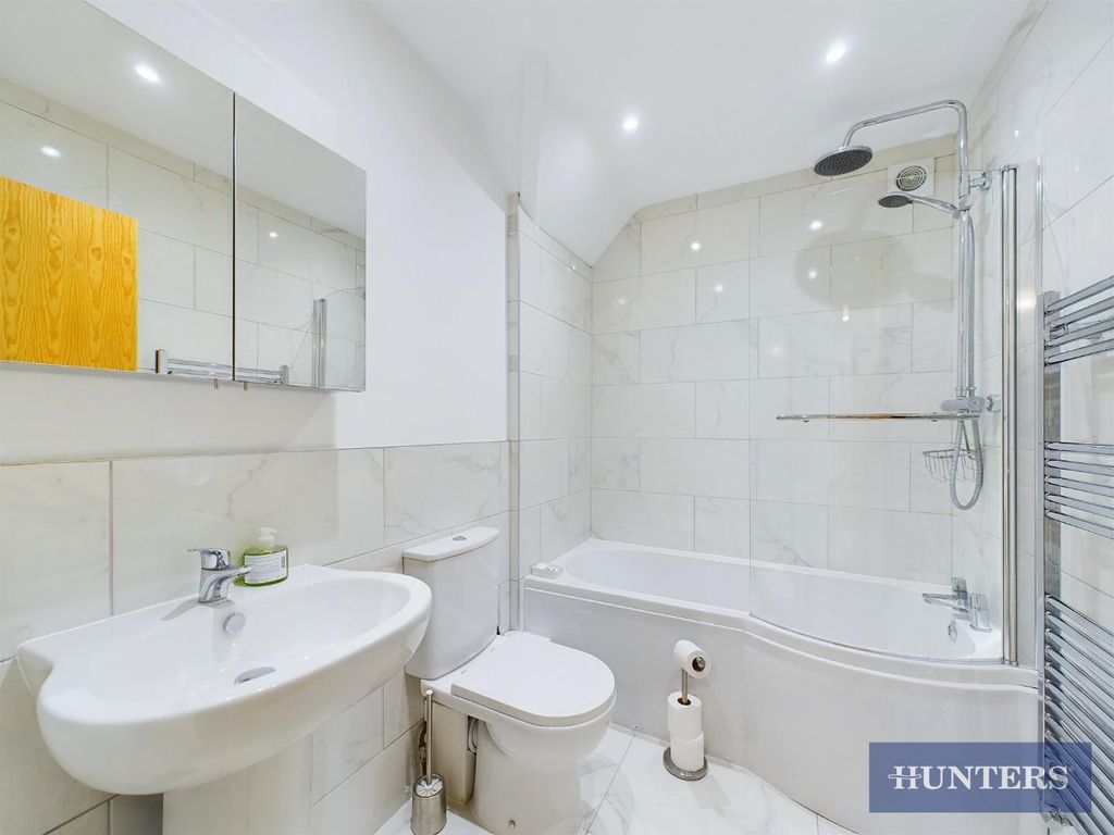 Property photo 3 of 11 Bathroom