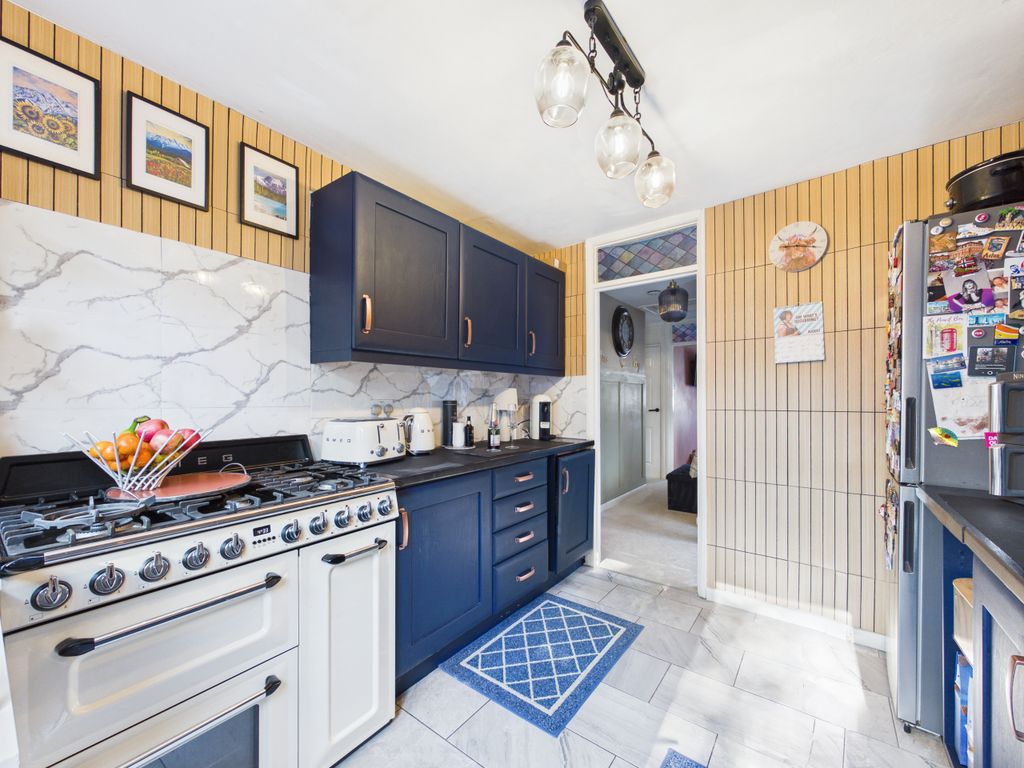 Property photo 3 of 12 Kitchen