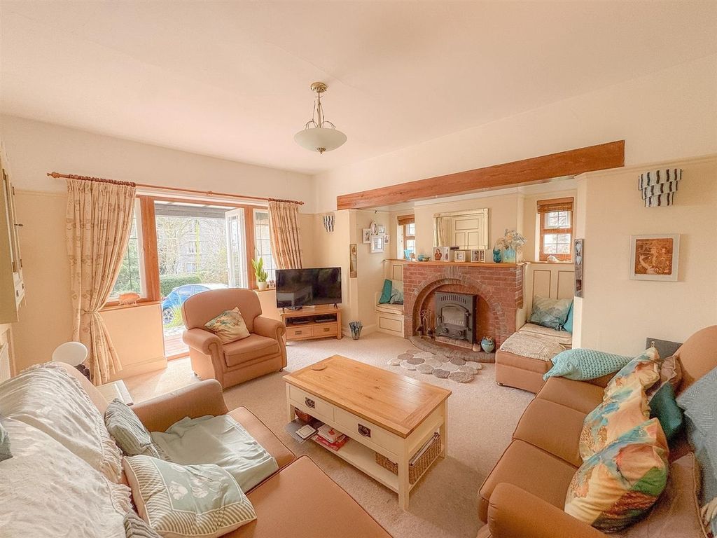 Property photo 2 of 43 Sitting Room