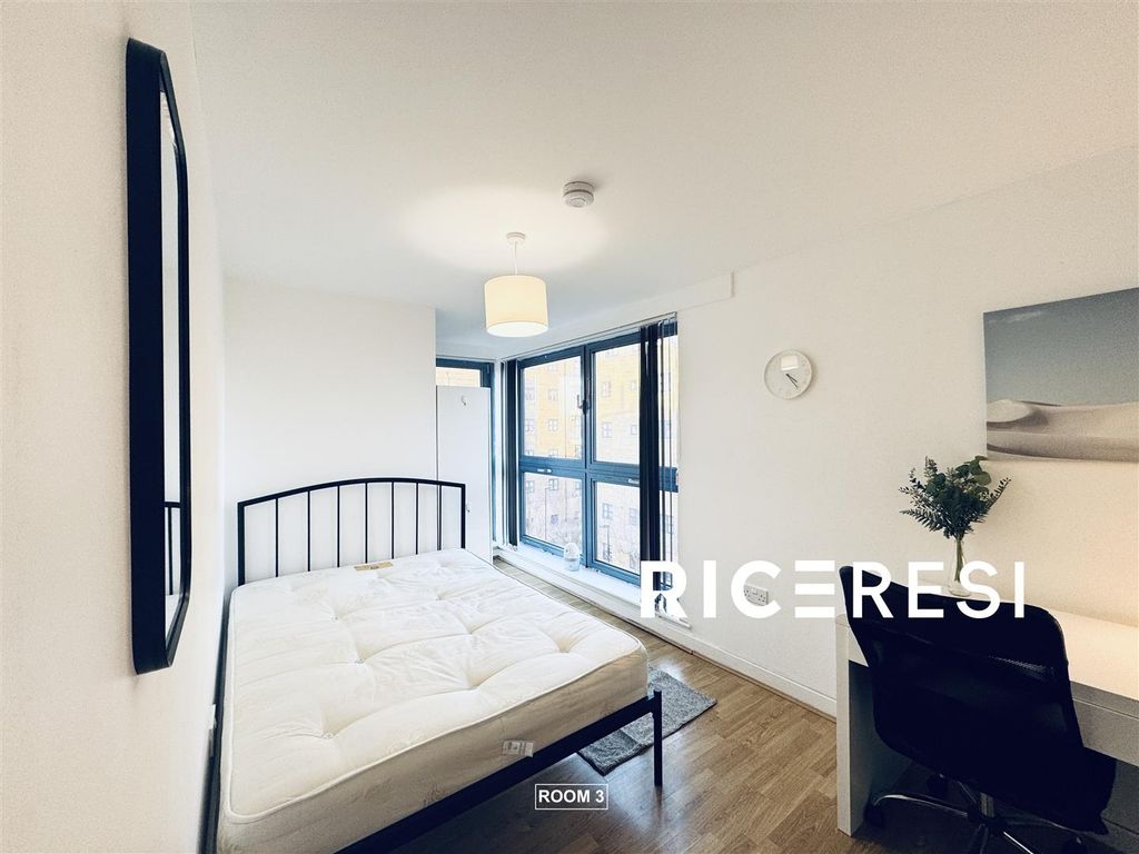 Property photo 3 of 10 Room 3