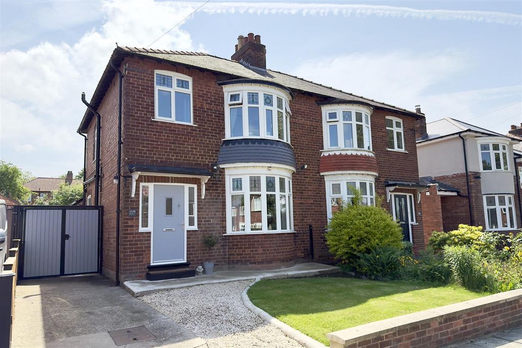 Property photo 2 of 32