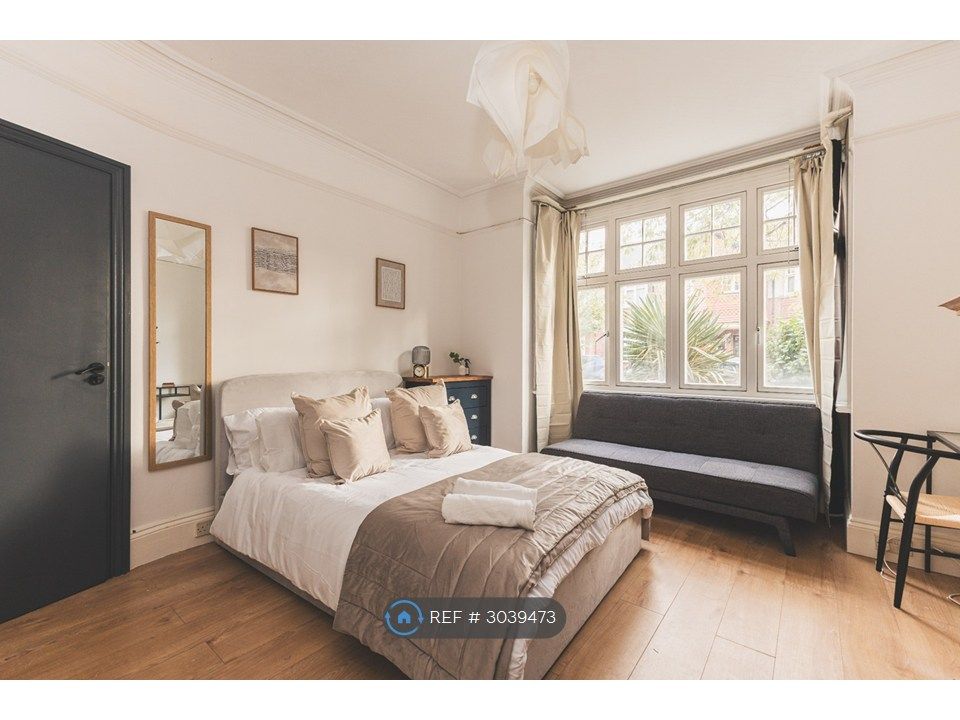 Property photo 2 of 35 Room 1 - £1000Pm