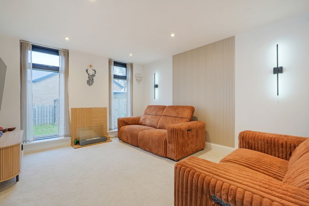 Property photo 3 of 27 Living Room