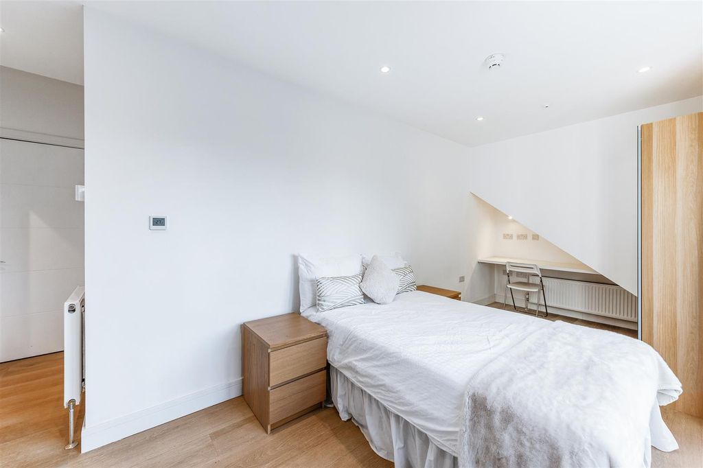 Property photo 2 of 6 Studio 19-1.Jpg