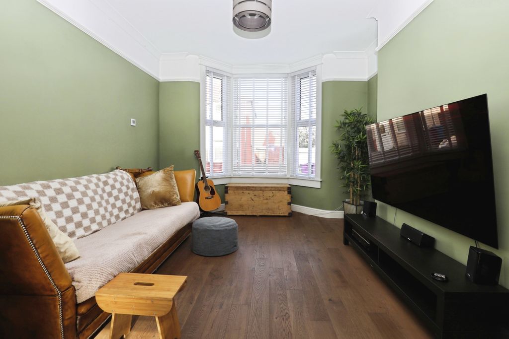 Property photo 3 of 15 Lounge