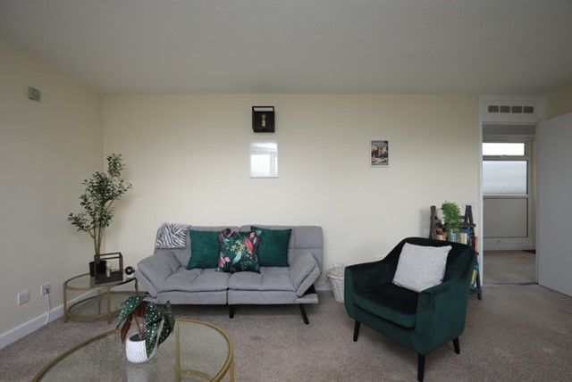 Property photo 1 of 8 Lounge