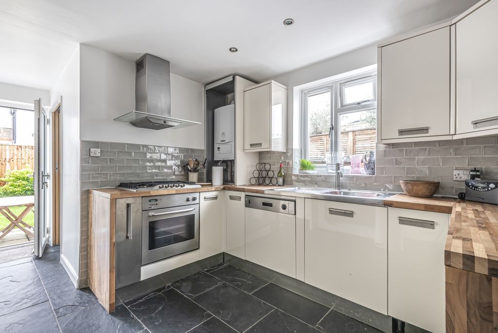 Property photo 2 of 6 Kitchen